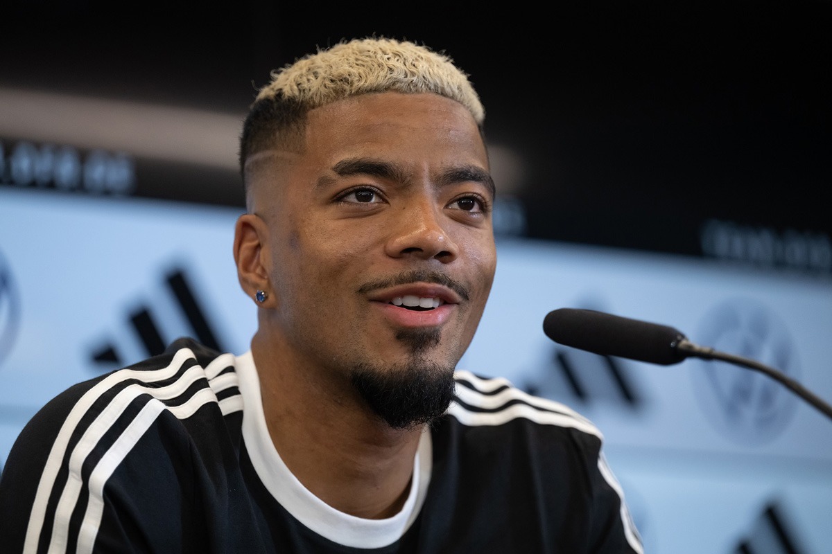 hinh-anh-hau-ve-benjamin-henrichs-tan-binh-dang-chu-y-cua-bong-da-duc-4445-1